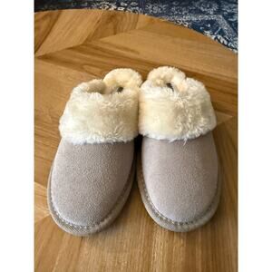 NWOT Minnetonka Simply Taupe Carefree Scuff Slippers Sz. 6